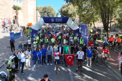 Heykel Çocukların Neşesiyle Canlanandı