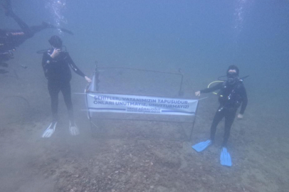 Denizin dibinde Filistin bayrağı açtılar