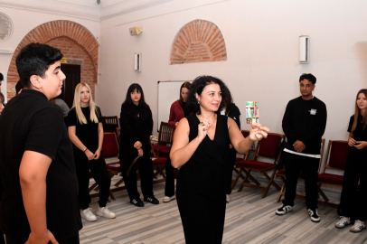 Osmangazi Belediyesi okutarak öğretiyor