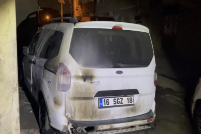 Gece yarısı husumetlisinin aracını kundakladı