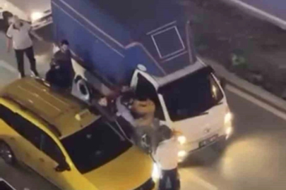 İki sürücü kavgaya tutuştu, trafik kitlendi