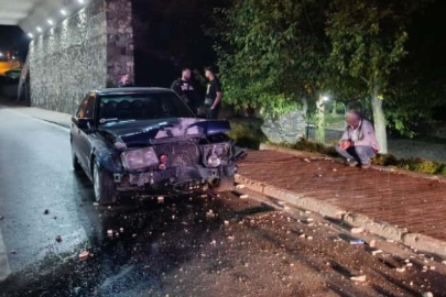 Bursa'da alkollü Mercedes  sürücüsü, elektrik direğine çarpıp kaçtı