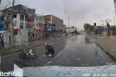 Bursa'da motosikletli yağışlı havada drift attı, yere kapaklandı