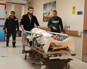 Bursa’da elektrik direğinden düşen 2 tekniker yaralandı