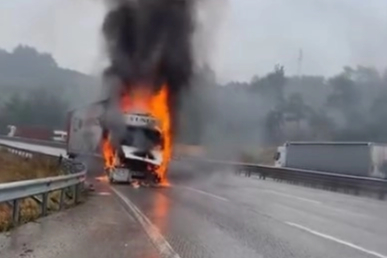 Seyir halindeki tır alev alev yandı