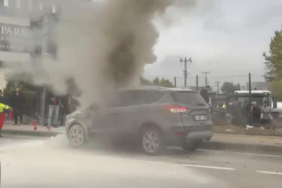 Seyir halinde alev alan otomobile polisler müdahale etti