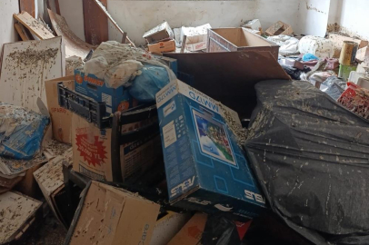 Bursa’da çöp eve dönen bina mahkeme kararıyla boşaltıldı