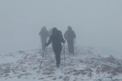 Uludağ'da yılın ilk karını zirvede kutladılar