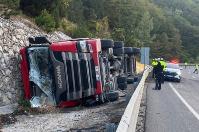 Kontrolden çıkan yem yüklü tır devrildi