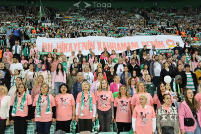 Yeşil beyaz tribünlerde pembe farkındalık