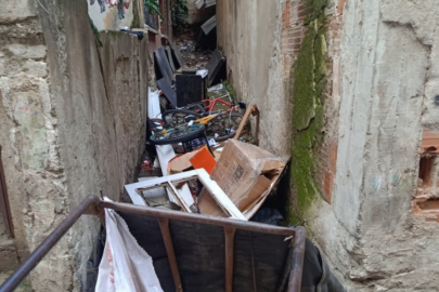 Bursa'da Suriyeliler tarafından cadde üzerine bırakılan eşyalar tepkilere neden oluyor!