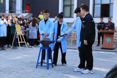 Demirtaşpaşa Mesleki ve Teknik Anadolu Lisesi'nde önlük giyme töreni düzenlendi