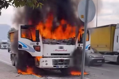 Seyir halindeki kamyon alev alev yandı
