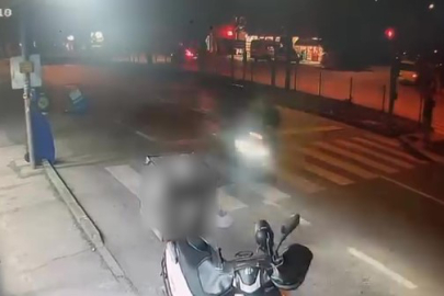 Motosikletli kuryenin çarptığı yaşlı adam kanlar içinde yere yığıldı