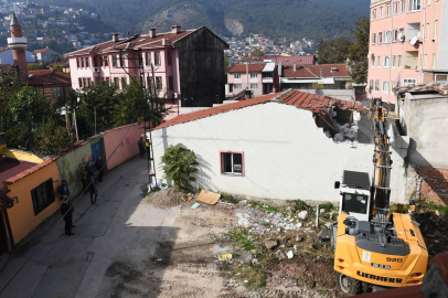 Osmangazi Belediyesi’nden tarihi koruyan yıkım