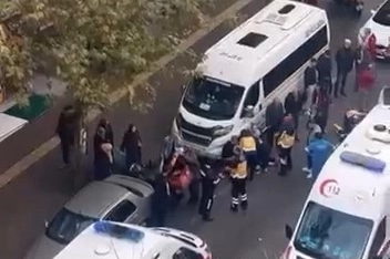 Bursa’da kaygan yolda dengesini kaybeden kurye düştü