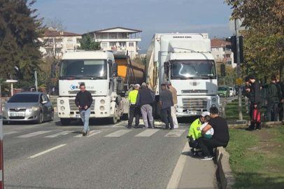 Orhangazi'de faciadan dönüldü: Tırın çarptığı otomobil metrelerce sürüklendi