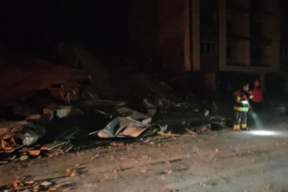 Balıkesir'de depremde bir bina yıkıldı