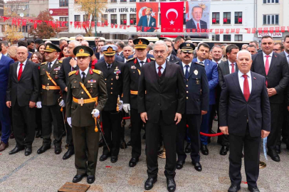 Bursa Valisi Ayyıldız: "Cumhuriyetin 102. kuruluş yıl dönümünü coşku ve gururla yaşıyoruz"