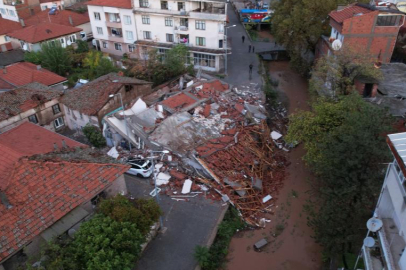 Sındırgı depreminde çöken binalar sabahın ilk ışıklarıyla böyle görüntülendi