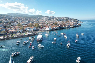 Denizde onlarca tekne kortej yaptı