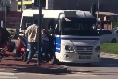 Minibüs şoförü ile motokurye birbirine girdi