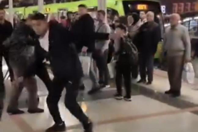 Metroda çıkan kavgada yumruklar havada uçuştu