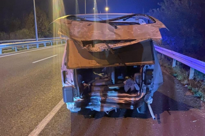 Çekici kamyonet, ticari araca çarptı : 2 ölü