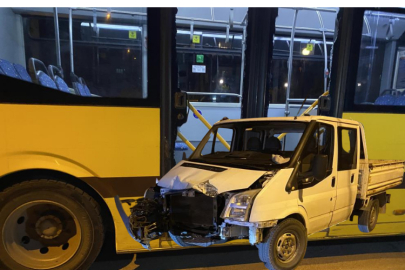 Mudanya'da otobüs ile kamyonet çarpıştı