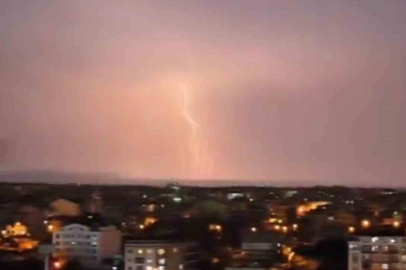Bursa’da şimşekler geceyi gündüze çevirdi
