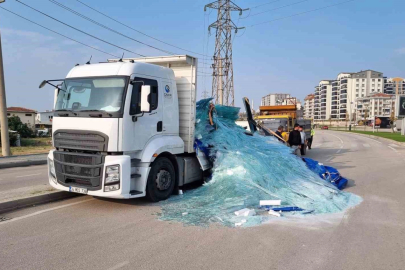 Bursa'da tonlarca ağırlıktaki cam yola saçıldı