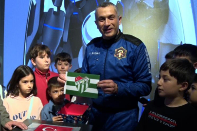 Gökhan Erdem uzaya çıkardığı Bursaspor bayrağını GUHEM'e teslim etti