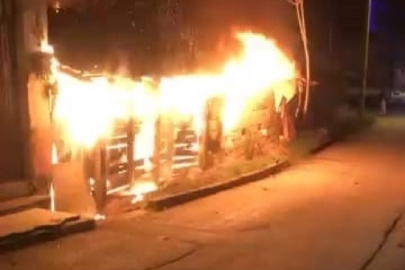 Bursa'da geceyi aydınlatan yangın! Geriye küller kaldı