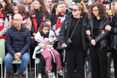 Şehit babasını oyuncağına sarılarak bekledi