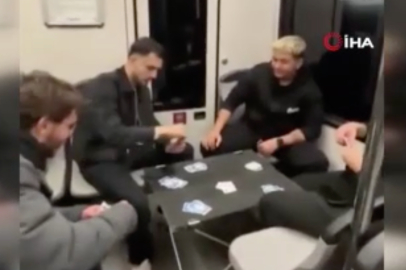 Bursa metrosunda şaşırtan görüntü: Gençler masa kurup kağıt oyunu oynadı