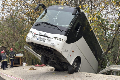Facianın eşiğinden dönüldü: Tur otobüsü şarampole düştü