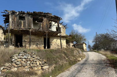 Büyükorhan'da 450 yıllık köy hayalet köye dönüştü...Köyde sadece 4 kişi yaşıyor