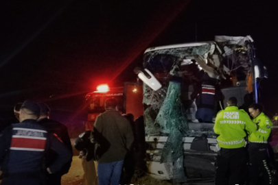 Minibüs yolcu otobüsüyle çarpıştı: 1 ölü, 13 yaralı