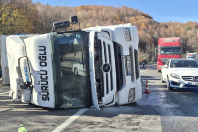 Devrilen tırın sürücüsü yaralandı