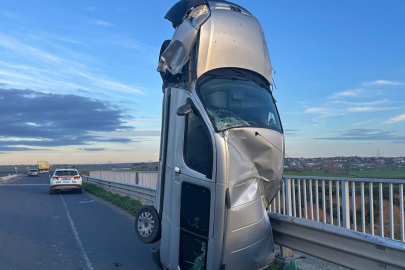 Bariyere çarpan araç dik durdu, 2 kişi yaralandı