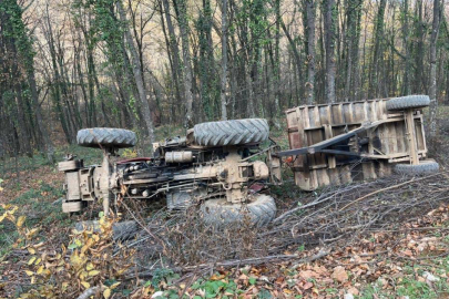 Devrilen traktördeki 2 kişi yaralandı