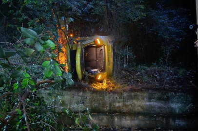 Otoparktan çıkan otomobil, 10 metrelik yükseklikten bahçeye uçtu: 1 yaralı