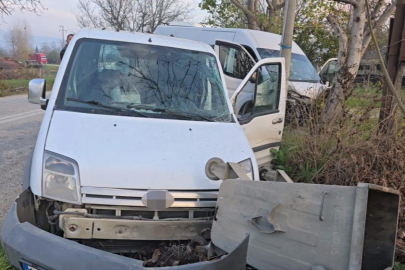 Bursa'da servis minibüsü hafif ticari araçla çarpıştı: 11 yaralı