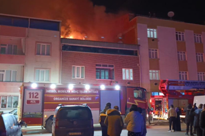 İki katlı evin çatısında çıkan yangın paniğe neden oldu
