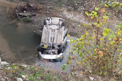 Dereye uçan otomobilin sürücüsü yaralandı