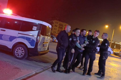 Oğluna çarpan taksicinin ağabeyini vurdu