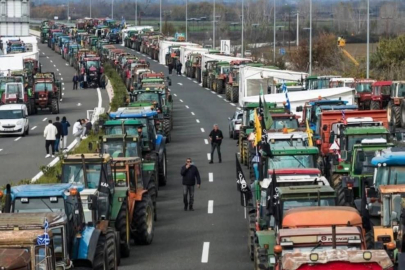 Yunanistan'da çiftçiler yol kapattı, polisle gerilim arttı