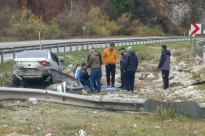 Bursa'da kontrolden çıkan otomobil bariyerlere çarpıp refüje girdi; 2 kişi yaralı