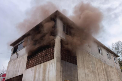 Meyve kasalarının bulunduğu depo küle döndü