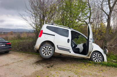 Yoldan çıkan otomobil ağaca çarptı: 2'si çocuk 4 kişi yaralandı